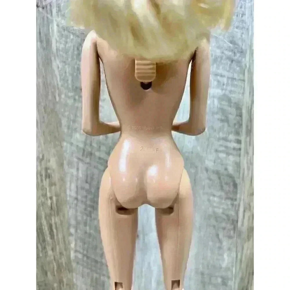 2009 Barbie Doll Articulated Knees Lever on Back Moves Arms Sunglasses Blonde - Picture 6 of 7